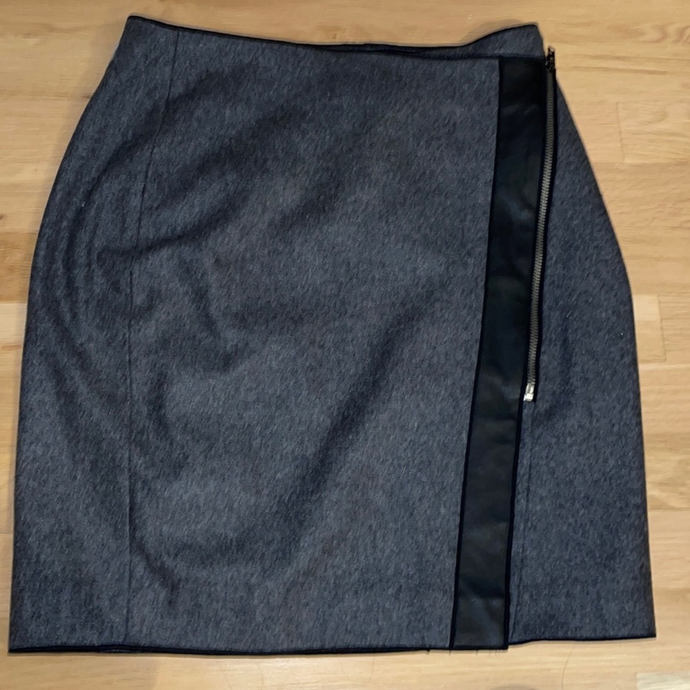 Banana republic like new! Dark gray skirt w black leather lining & zipper size 2